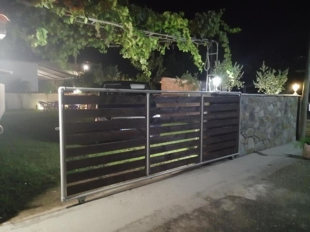 Aparthotel Ο Ακλόνητος Néa Meságkala Esterno foto